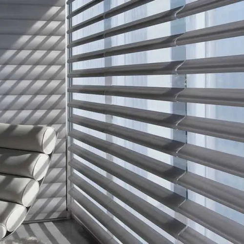 cortinas-pirouette-laminas-blancas-en-estudio-hunter-douglas-optimized.webp